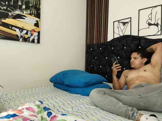 Model: couplee-horny