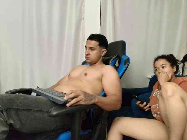 Model: couplee-horny