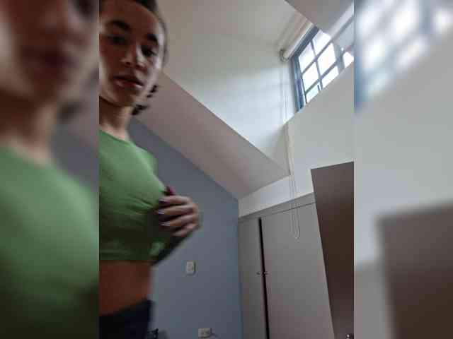 AntoniaDilune webcam