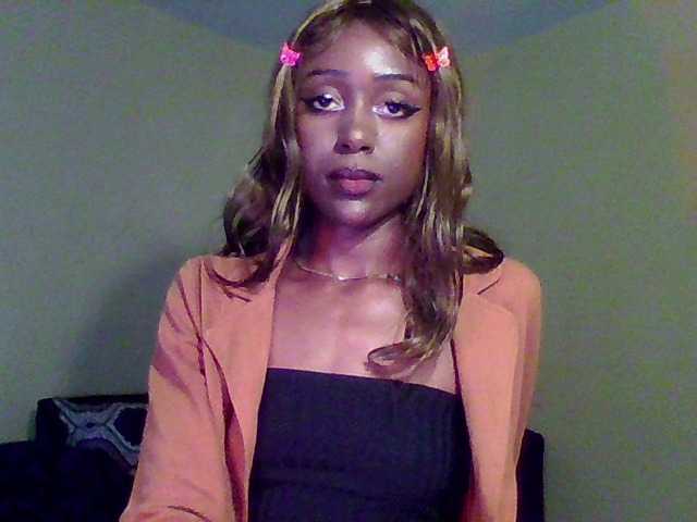 Hunnybee's BongaCams show and profile