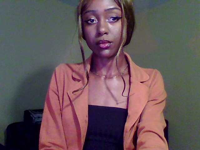 Hunnybee's BongaCams show and profile