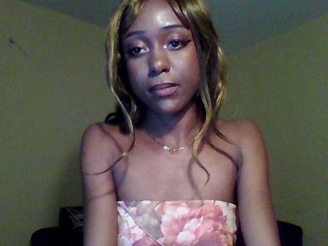 Hunnybee's BongaCams show and profile