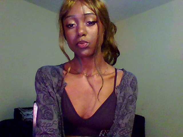 Hunnybee's BongaCams show and profile
