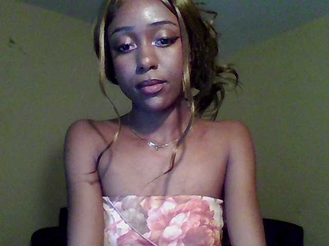 Hunnybee's BongaCams show and profile