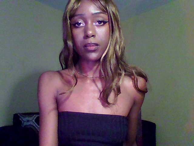 Hunnybee's BongaCams show and profile