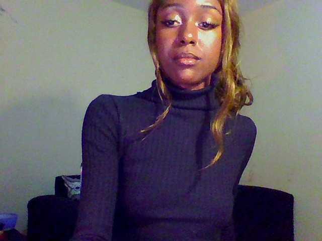 Hunnybee's BongaCams show and profile