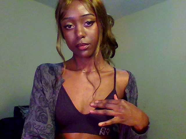 Hunnybee's BongaCams show and profile