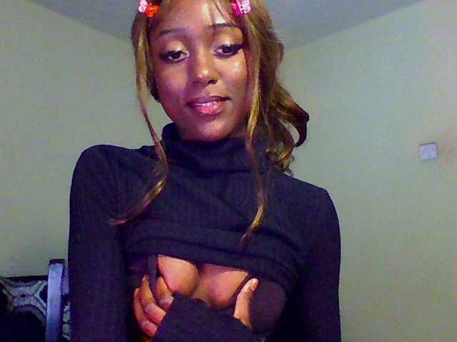 Hunnybee's BongaCams show and profile