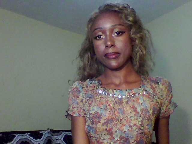 Hunnybee live cam on BongaCams