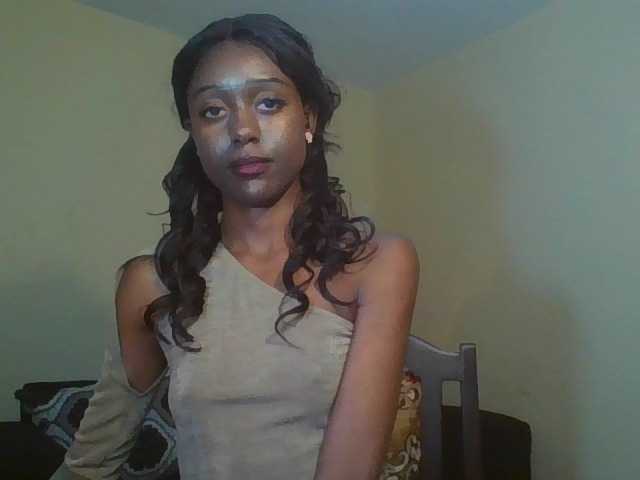 Hunnybee live cam on BongaCams