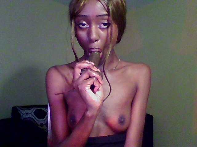 Hunnybee's BongaCams show and profile