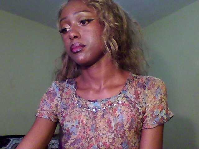 Hunnybee live cam on BongaCams