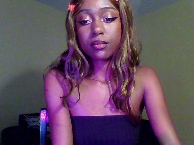 Hunnybee's BongaCams show and profile