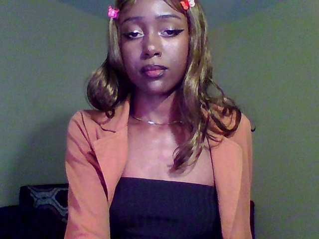 Hunnybee's BongaCams show and profile