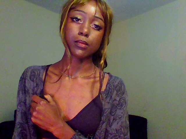 Hunnybee's BongaCams show and profile