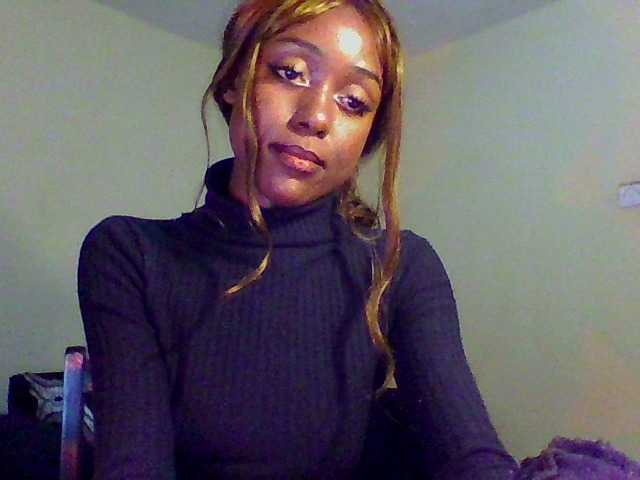 Hunnybee's BongaCams show and profile