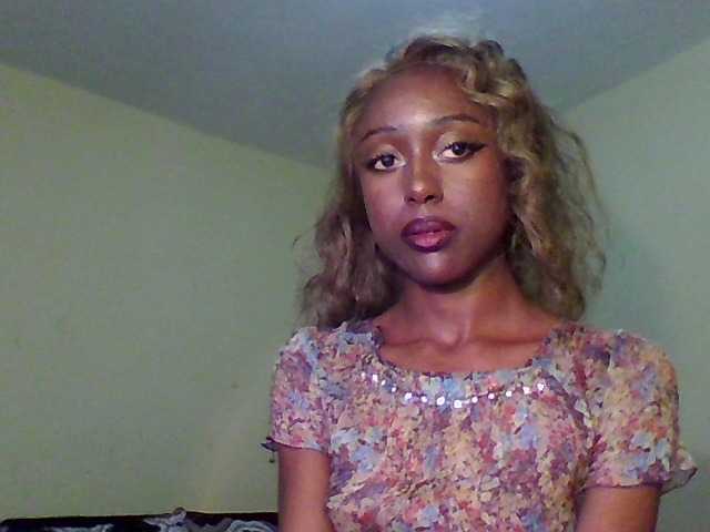 Hunnybee live cam on BongaCams
