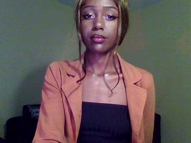 Hunnybee's BongaCams show and profile