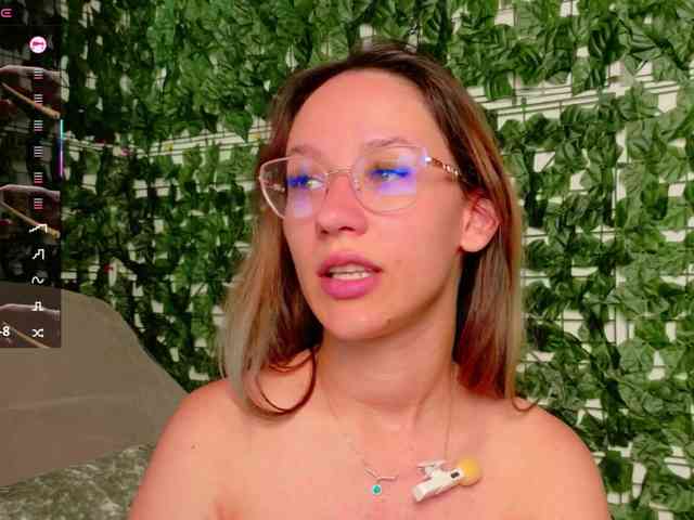 NicoleIris webcam