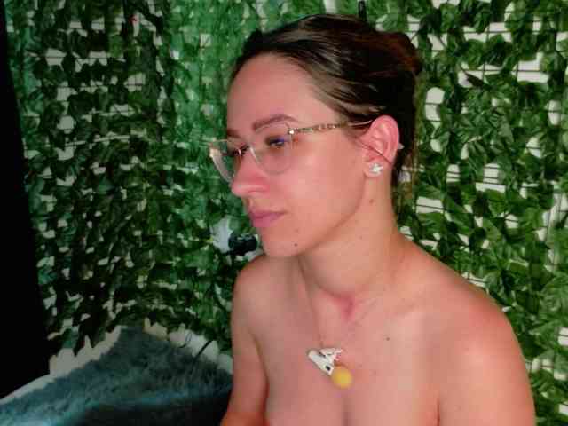 NicoleIris webcam