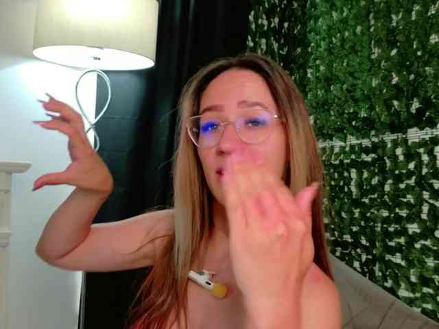 NicoleIris webcam