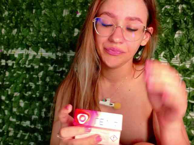 NicoleIris webcam