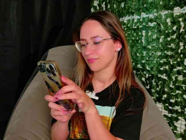 NicoleIris webcam