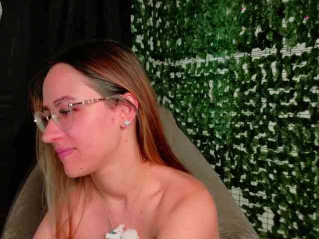 NicoleIris webcam