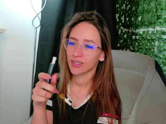 NicoleIris webcam