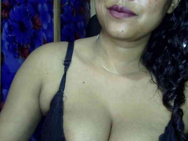 モデル: Nusrat-Mimi