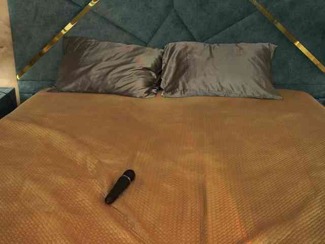 NikkiGold webcam