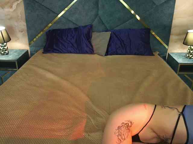 NikkiGold webcam