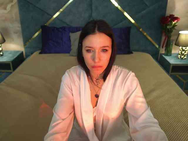 NikkiGold webcam