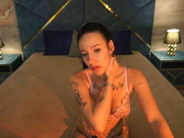 NikkiGold webcam