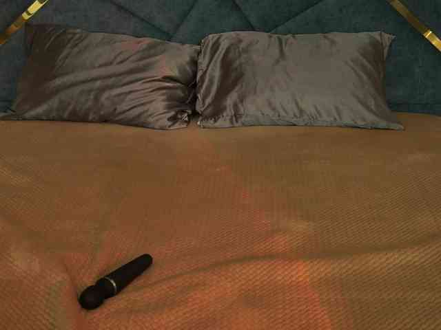 NikkiGold webcam