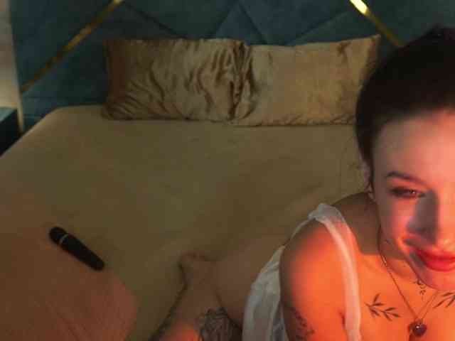 NikkiGold webcam