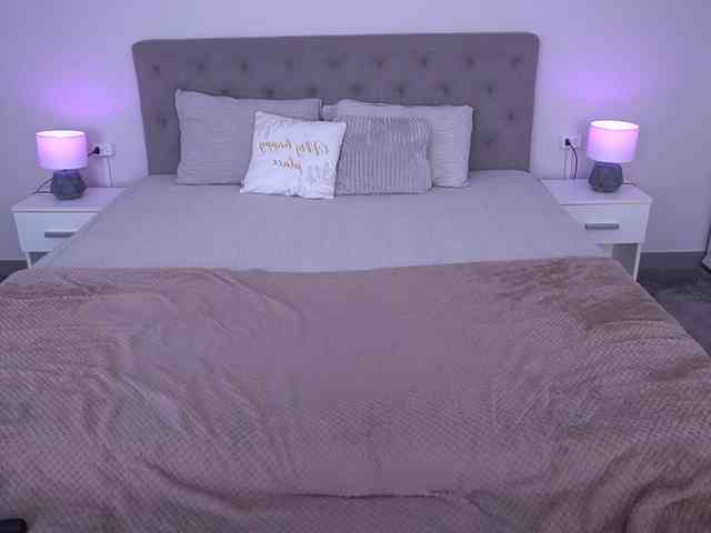 NikkiGold webcam