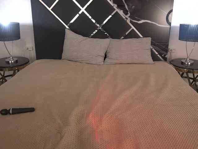 NikkiGold webcam