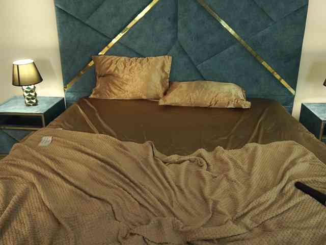 NikkiGold webcam