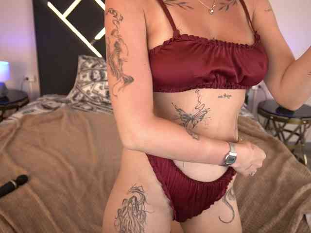 NikkiGold webcam