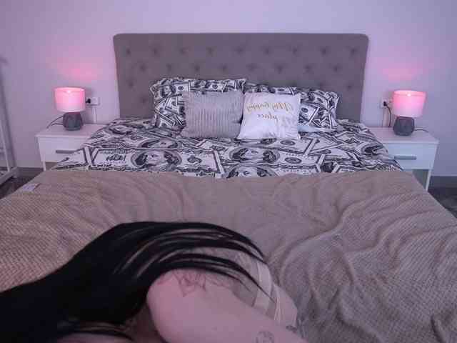 NikkiGold webcam