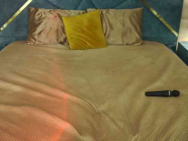 NikkiGold webcam