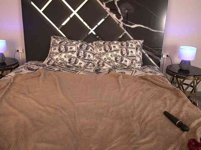 NikkiGold webcam