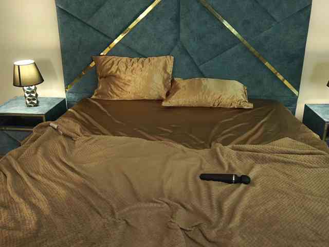 NikkiGold webcam