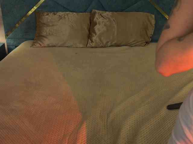 NikkiGold webcam