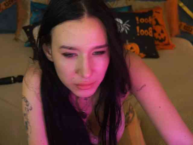 Model: NikkiGold
