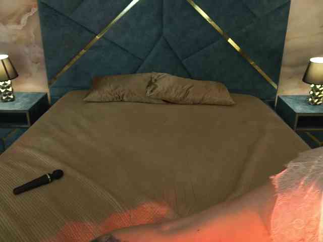 NikkiGold webcam