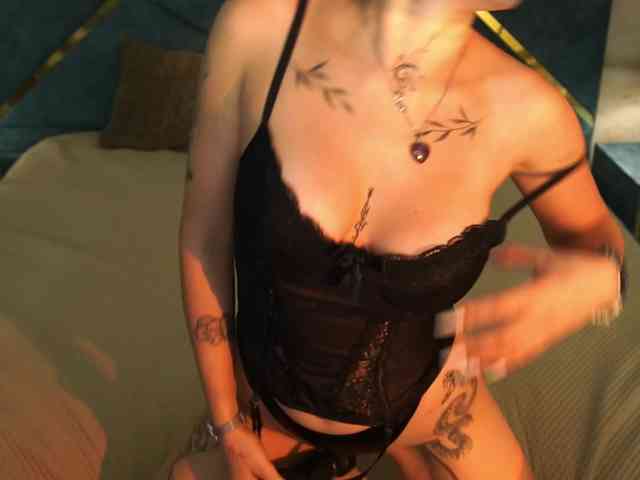 NikkiGold webcam
