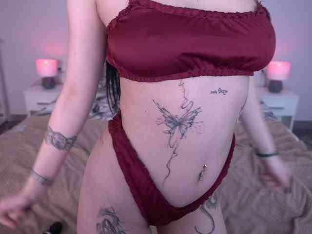NikkiGold webcam