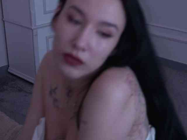 NikkiGold webcam